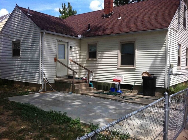 Building Photo - 3 Bed, 1 Bath w/2 bonus rooms - 5 min from Wright-Patt AFB, Cape Cod style in Riverside