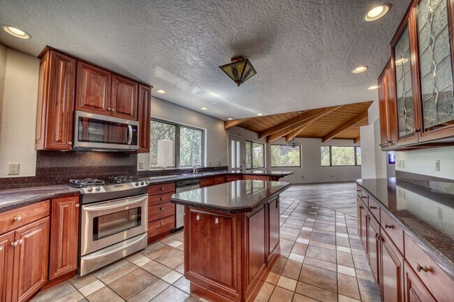 Building Photo - Beauty on Bowstring Drive