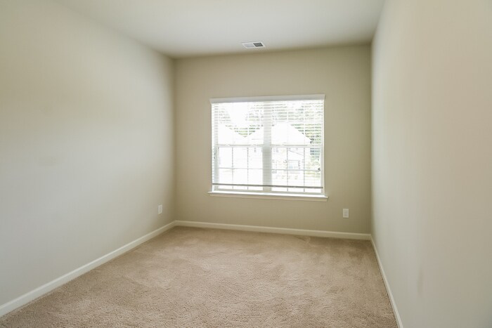 Building Photo - 10 Glen Abbey Cir