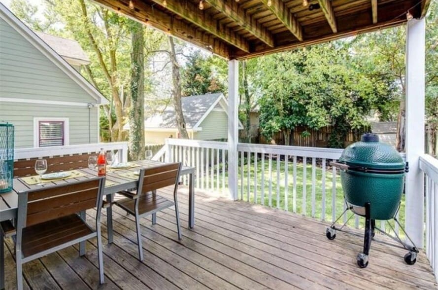 Back patio &amp; yard - 152 Howell St NE