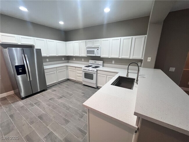 Building Photo - 7136 Crescentville Ave