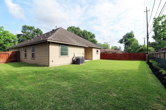 Building Photo - 5410 Milart St