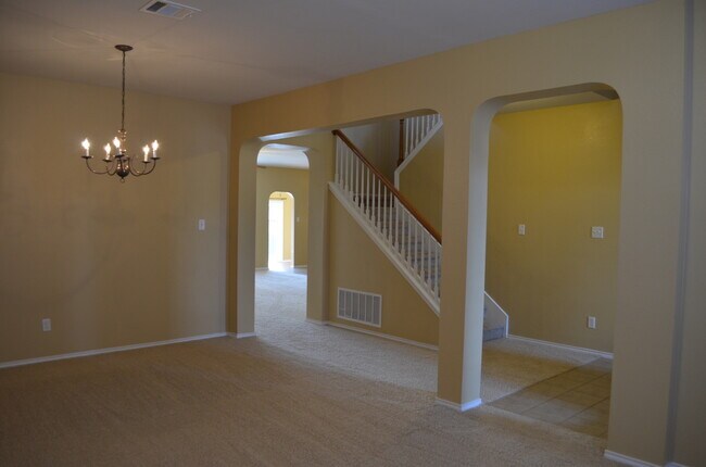 Building Photo - HUGE 5 BEDROOM HOME IN SAVANNAH HEIGHTS!