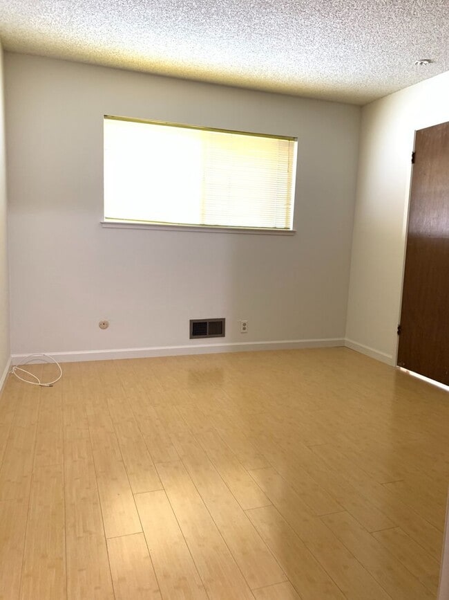 Building Photo - 1252-1254 Valerian Court