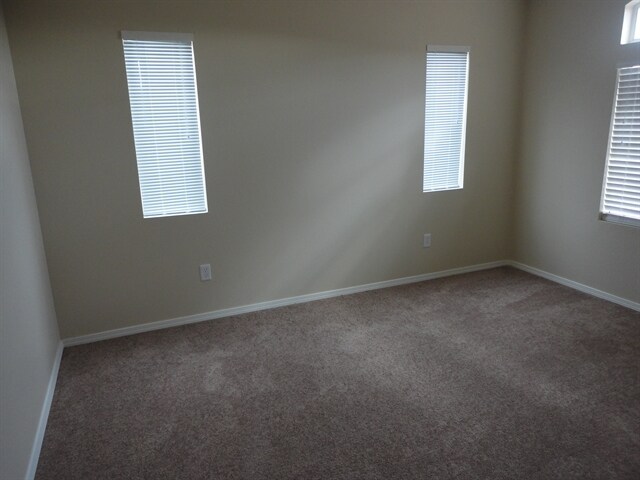 Building Photo - 6301 Vaughn Dr NE