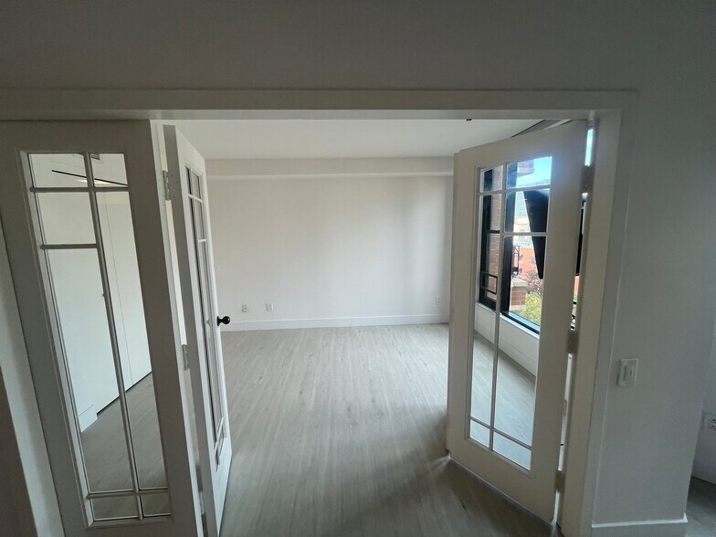 Guest Bedroom/Office - 500 W Harbor Dr