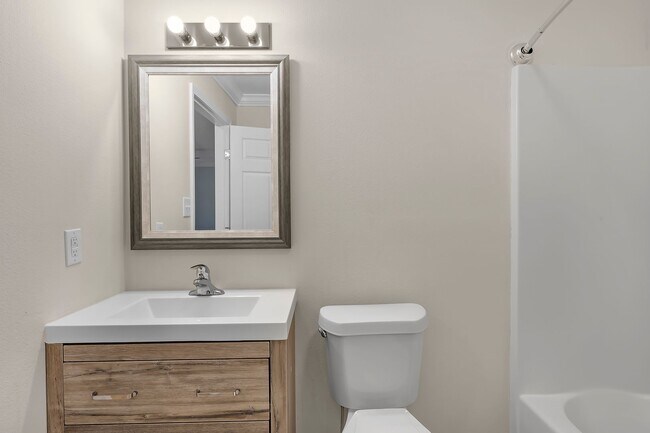 Building Photo - Crown Moulding********* Renovated 3 Bedroom 2 Bath********* Granite Countertops