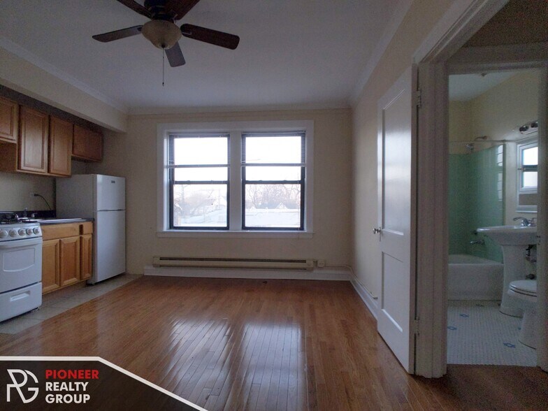 Primary Photo - 4542 N Damen Ave