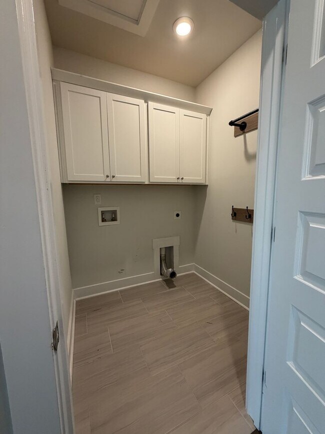 Building Photo - Midtown Townhouse