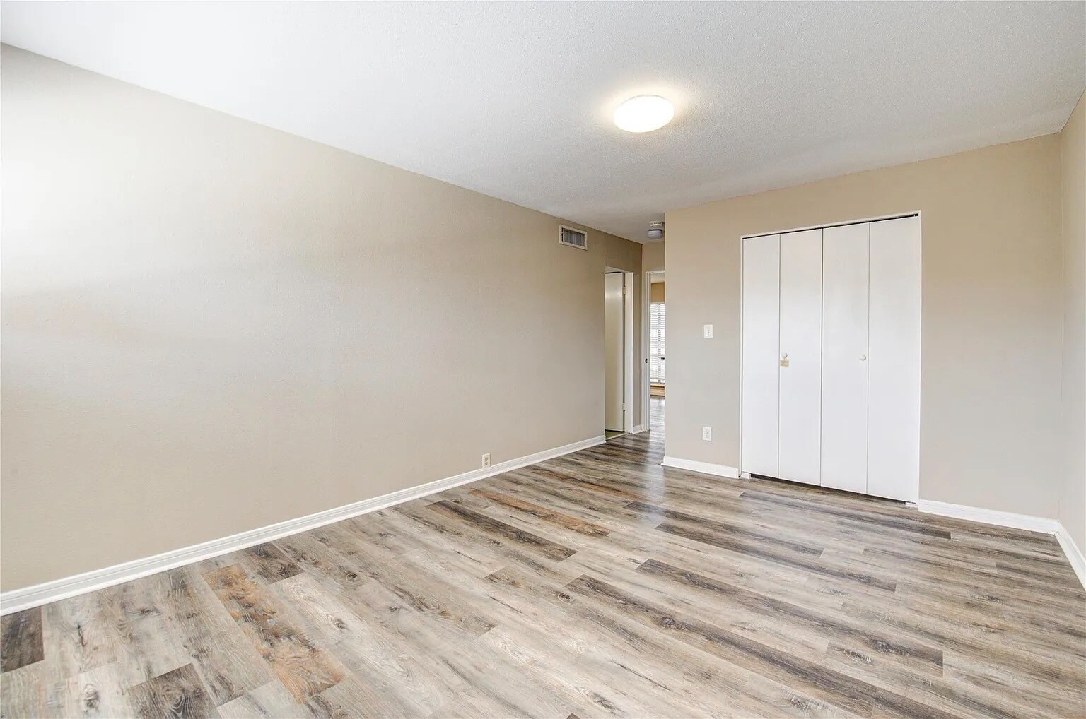 Huge closet and spacious room - 2101 Fountain View Dr
