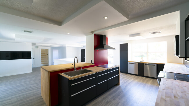 Building Photo - 321 Cornell Dr