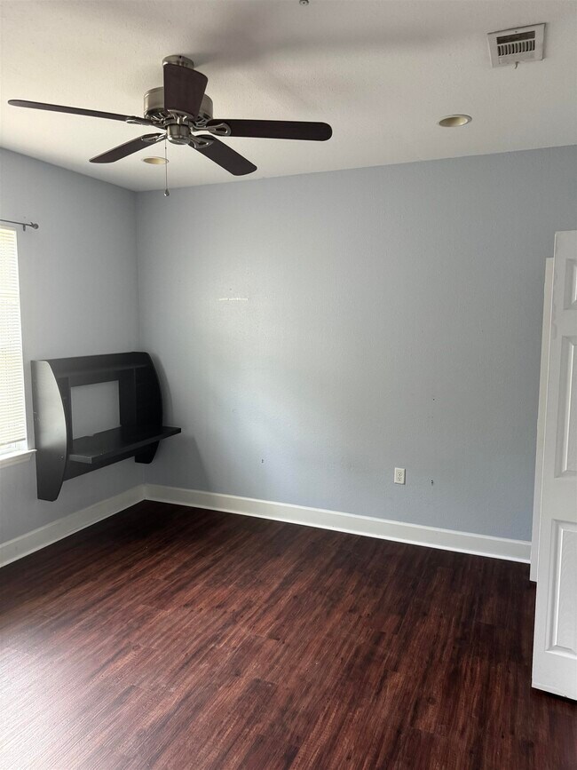 Building Photo - 1846 Belle Vue Way