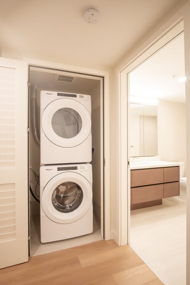 Building Photo - 2bd/1ba Seattle Condo