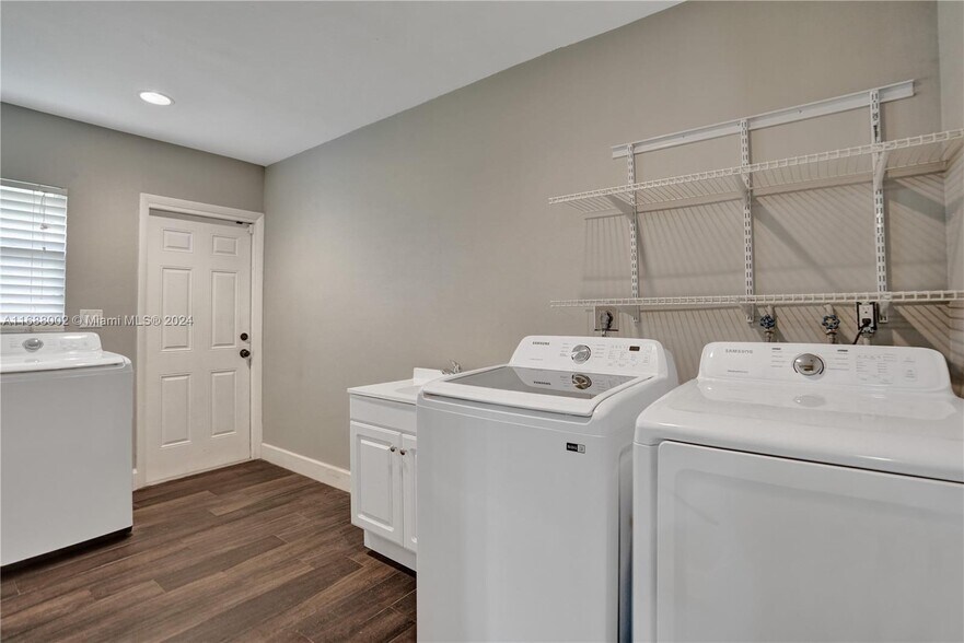 Building Photo - 6106 Royal Poinciana Ln