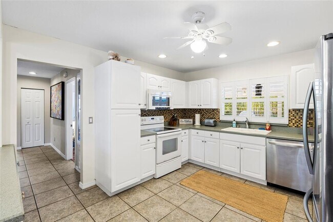 Building Photo - 304 N Matanzas Ave