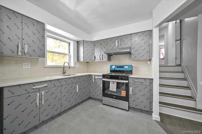 Building Photo - 1684 W 9th St