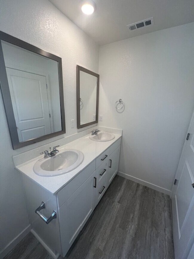 Building Photo - Brand new 4 Bedroom Smart Solar Home in Am...