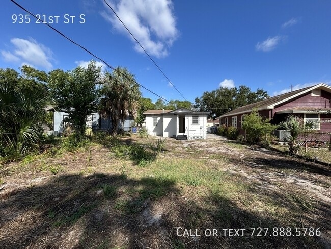 Building Photo - 935 21st St S