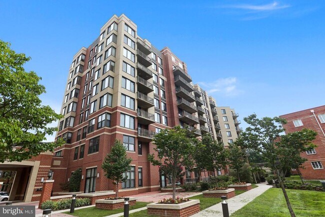 Building Photo - 2220 Fairfax Dr