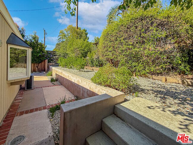 Building Photo - 2123 Sycamore Canyon Rd