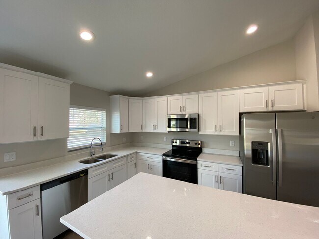 Building Photo - Desirable SW Ocala Neighborhood, 3/2/2 **W...