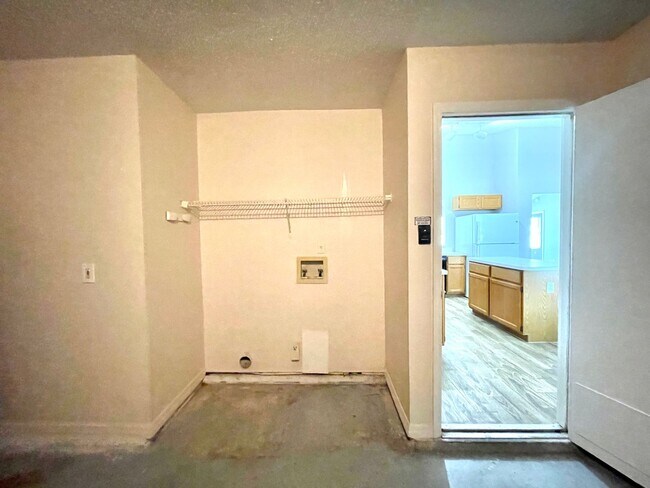 Building Photo - Cute 4/2 EAST Orlando Home in Wedgefield!