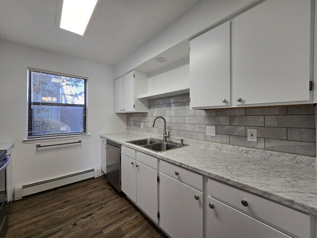 Building Photo - 1300 Iris St