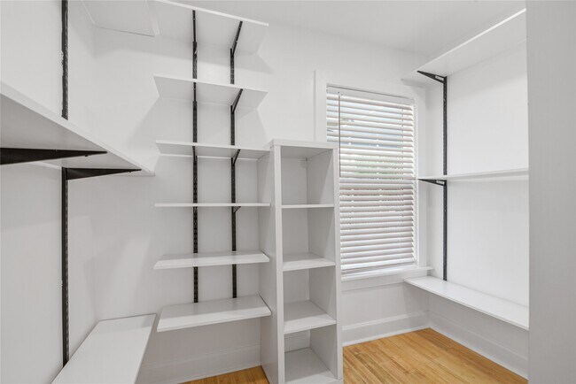 Building Photo - 320 Coronado St