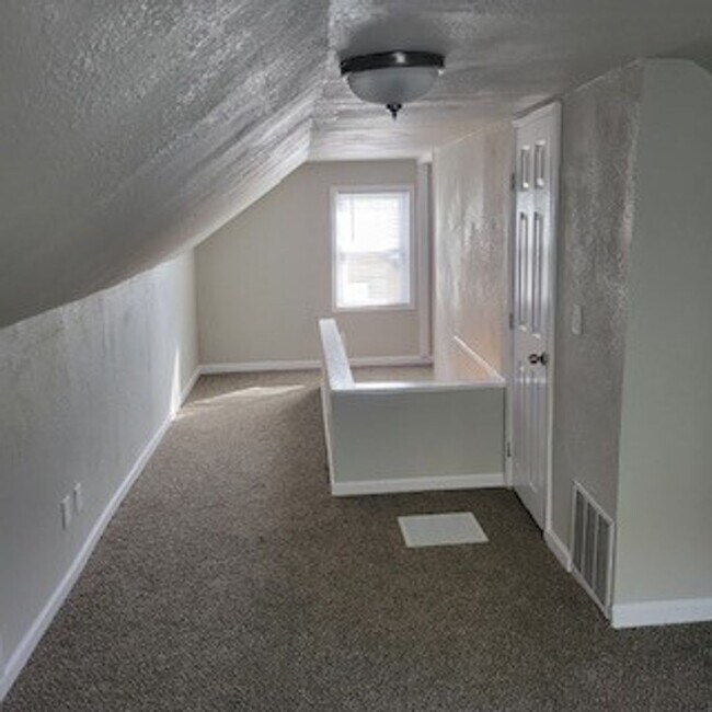 Building Photo - UPSTAIRS LOFT SPACE!!!