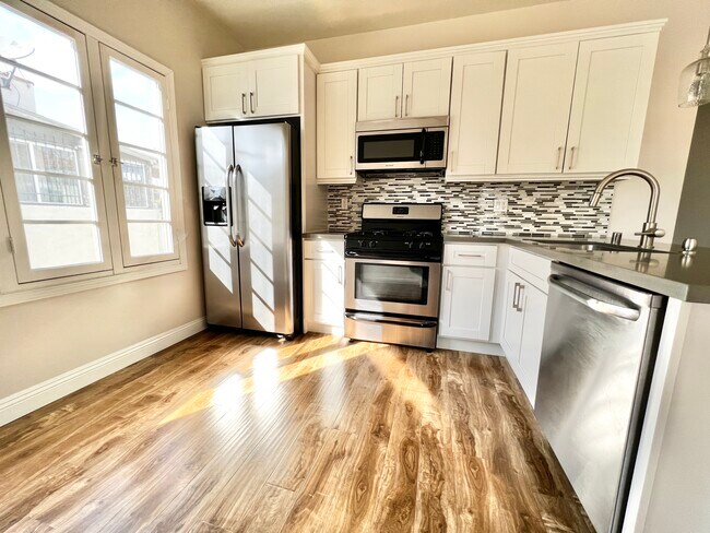 Building Photo - 6261 W Olympic Blvd