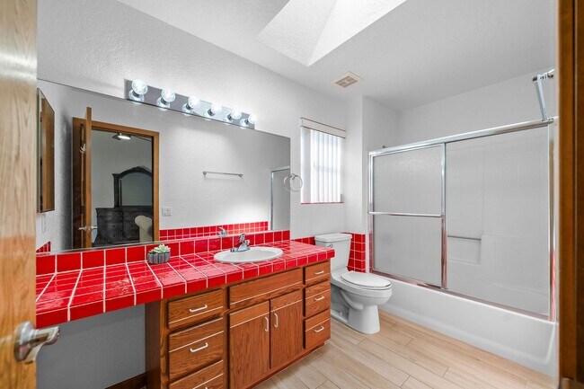 Building Photo - 4 Bedroom Pool Home on the Golf Course