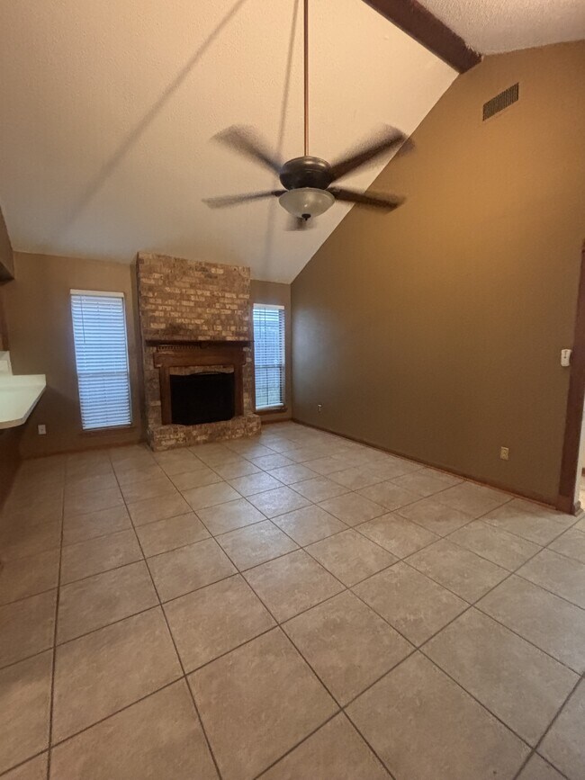 Building Photo - 106 Darteze Dr