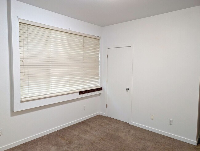 Building Photo - 1600 W Pinebrook Blvd
