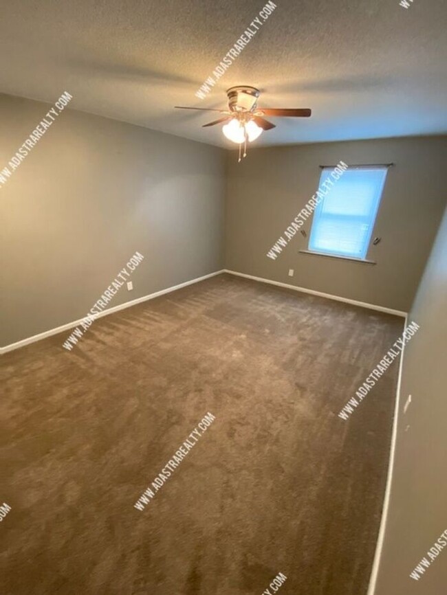 Building Photo - Remodeled Duplex in Olathe-Available in JA...