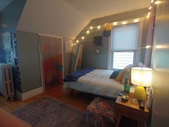 Building Photo - AVAILABLE JUNE 1st - 4 Bed, 1.5 Bath Bungalow