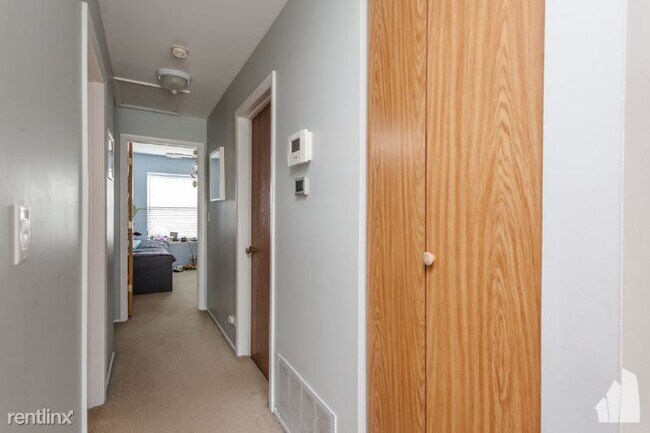 Building Photo - 250 Shoreline Cir