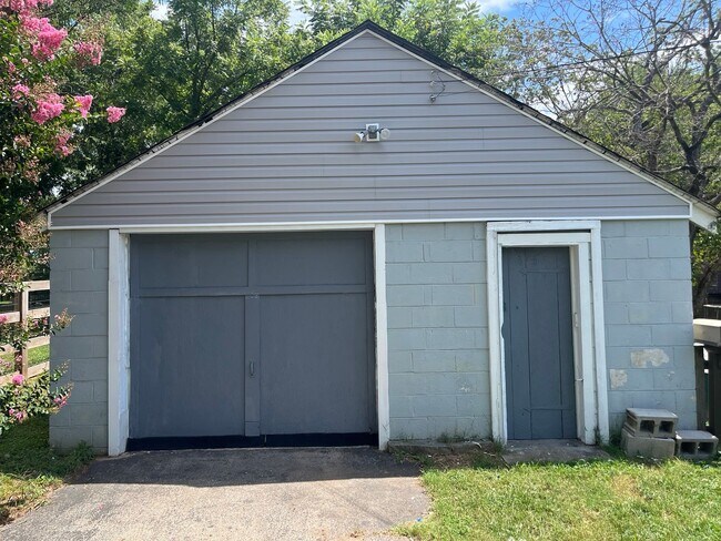Building Photo - Remodeled three bedroom two bath cottage w...