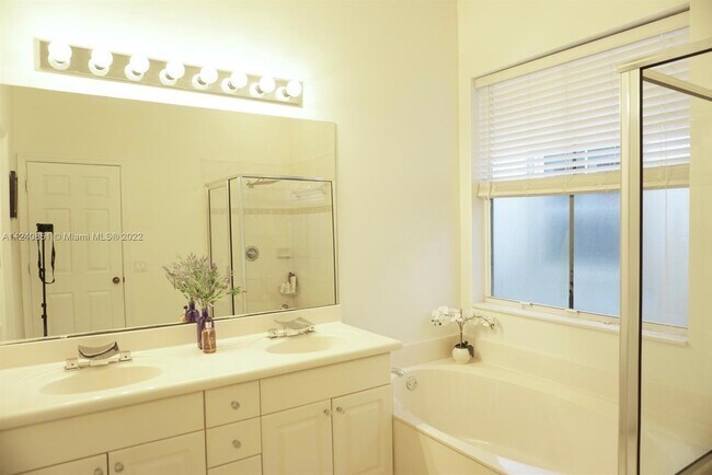 Building Photo - 878 Lavender Cir