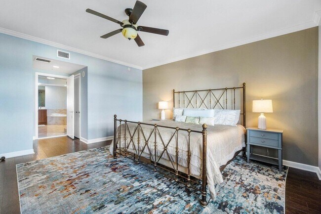 Building Photo - 2650 Lake Shore Dr