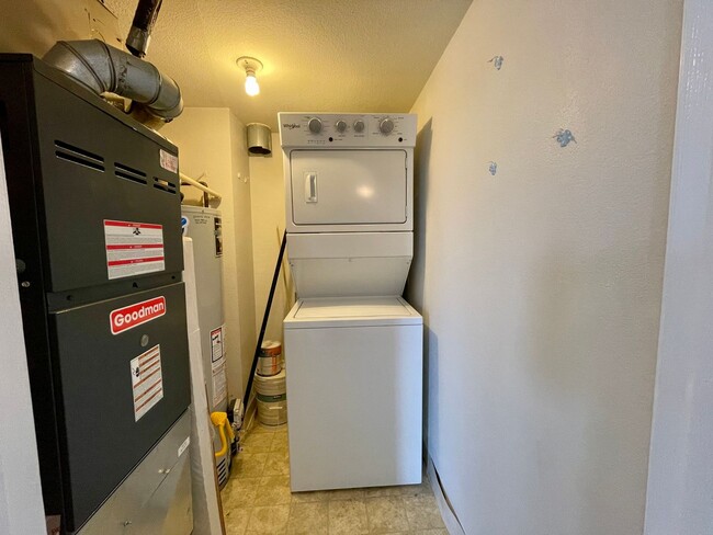 Building Photo - $0 DEPOSIT OPTION. BRIGHT AND AIRY TWO BEDROOM OTERO RIDGE CONDO WITH LOFT!