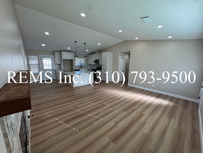 Building Photo - Remodeled Hersperia Front House with Laundry and Parking