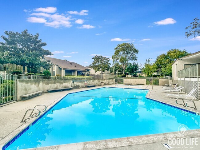 Building Photo - Stunning 3BD/2.5BA W/ Reserved Parking and Community Pool in Tierrasanta!