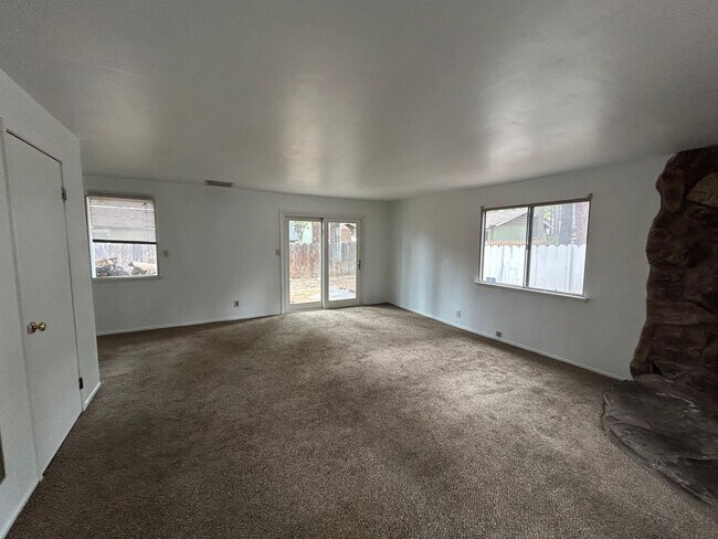 Building Photo - 4 Bedroom + Family Room - Spacious Home wi...