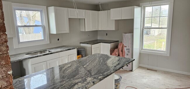 Building Photo - 131 Bradley Ave