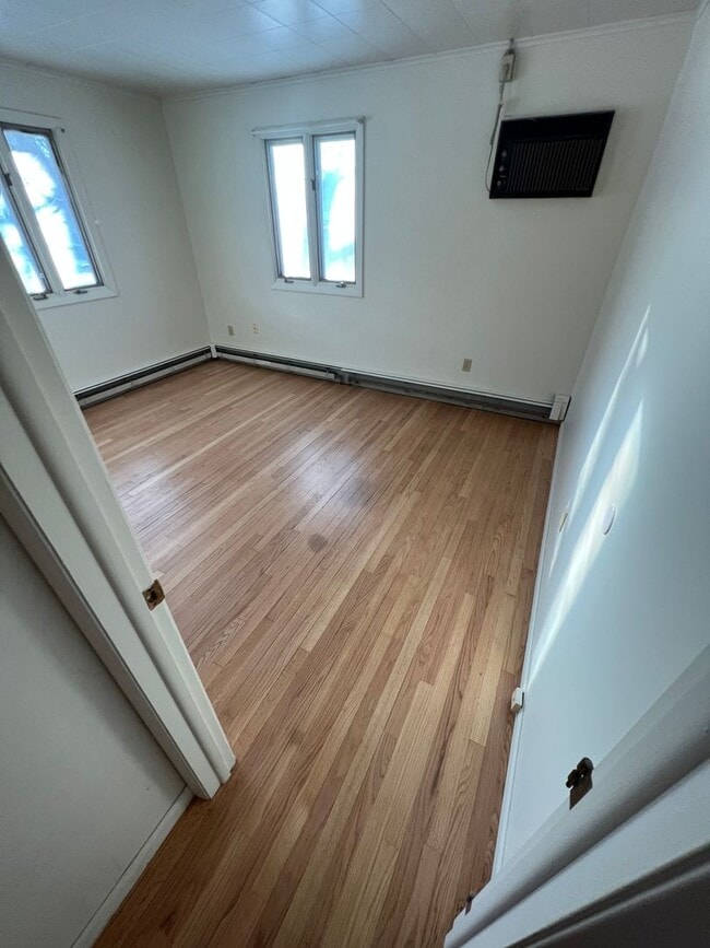 Building Photo - Spacious 3 Bedroom Home Available Septembe...
