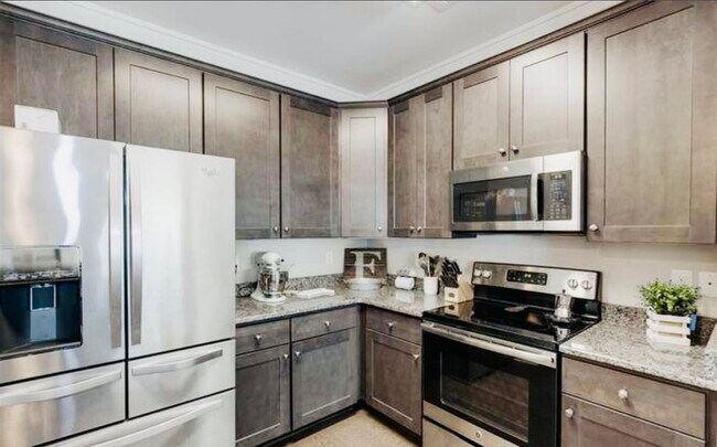 Building Photo - 731 Elmbrook Dr