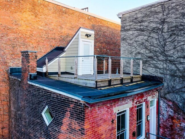 Building Photo - 1610 Pleasant St