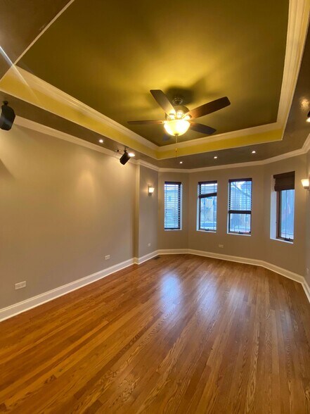 Building Photo - 2825 N Hamlin Ave