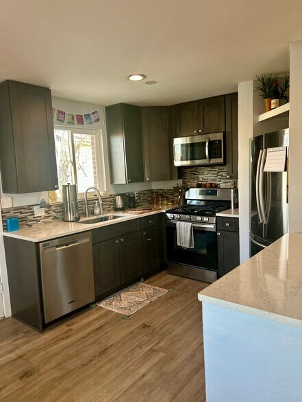 Building Photo - 1476 W Dakota Ave