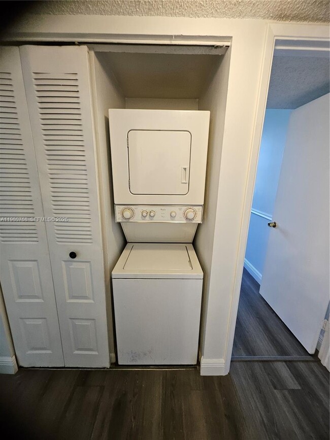 Building Photo - 216 Lake Pointe Dr